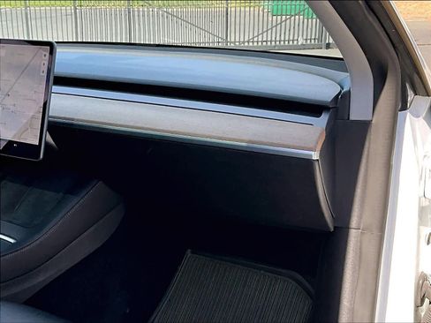 Used 2022 Tesla Model Y Long Range image 19