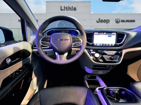 Used 2024 Chrysler Pacifica Select image 15