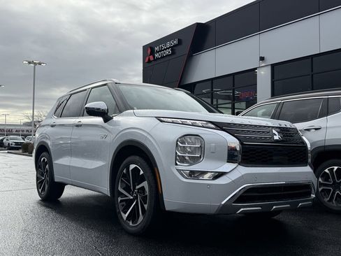 Used 2025 Mitsubishi Outlander SEL image 1