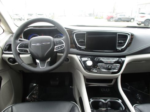 Used 2024 Chrysler Pacifica Limited FWD image 17