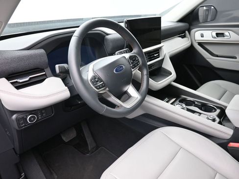 Certified 2025 Ford Explorer Active w/ Active Comfort Package RWD image 16