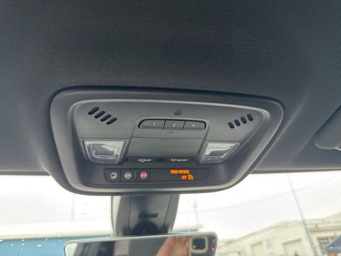 Used 2023 Chevrolet Traverse Premier image 22