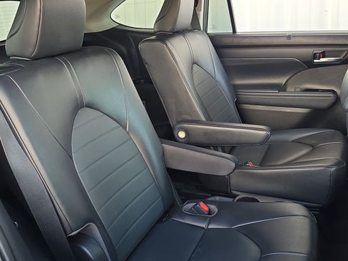 Used 2022 Toyota Highlander XLE image 34