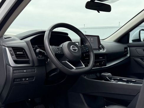 Used 2024 Nissan Rogue SV w/ SV Premium Package image 11