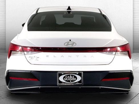 Used 2024 Hyundai Elantra SEL w/ Convenience Package FWD image 3