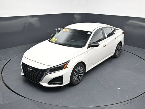Used 2025 Nissan Altima 2.5 SV FWD image 45