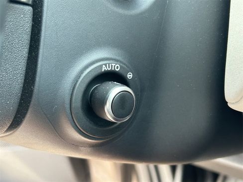 Used 2025 Land Rover Discovery S image 30