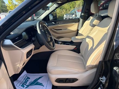 Used 2025 Jeep Grand Cherokee Limited AWD/4WD image 7