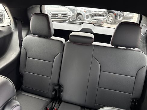 Used 2025 Chevrolet Traverse Z71 image 14