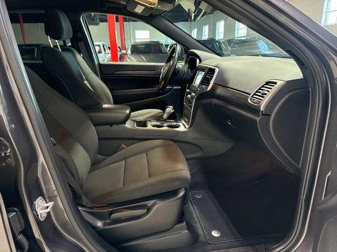 Used 2019 Jeep Grand Cherokee Laredo AWD/4WD image 30