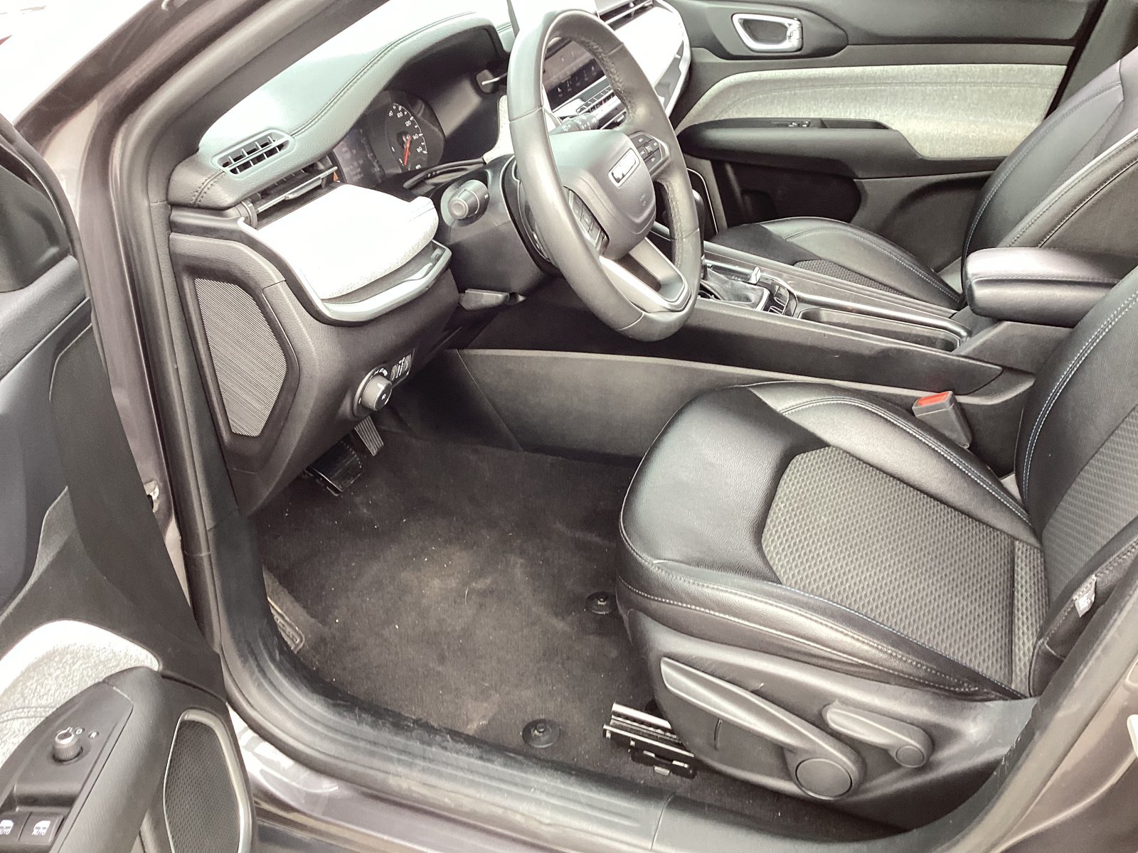 Used 2024 Jeep Compass Latitude AWD/4WD image 11