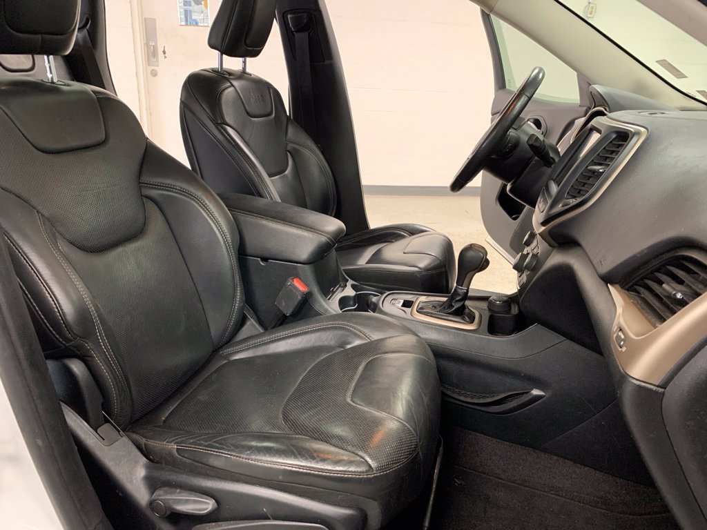 Used 2017 Jeep Cherokee Limited w/ Luxury Group AWD/4WD image 10
