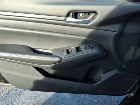 Used 2024 Nissan Altima 2.5 SV image 9