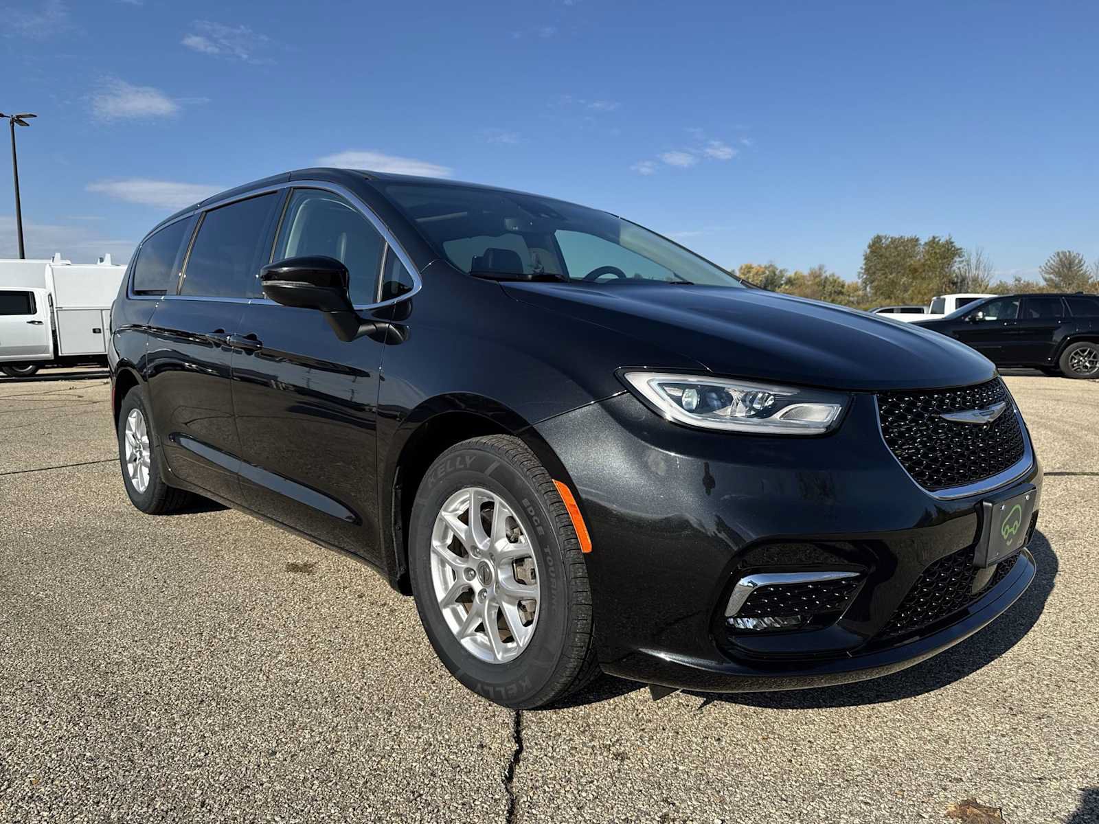 Used 2023 Chrysler Pacifica Touring-L w/ Uconnect Theater Family Group FWD image 13
