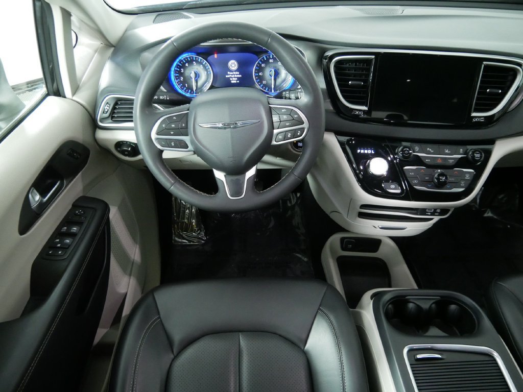 Used 2023 Chrysler Pacifica Touring-L FWD image 20
