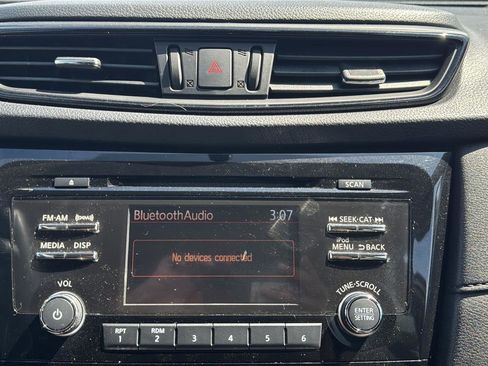 Used 2017 Nissan Rogue SV image 16