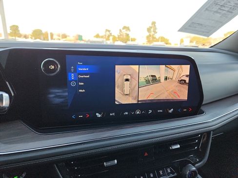 Used 2025 Chevrolet Suburban Z71 image 18