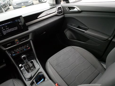 Certified 2025 Volkswagen Taos SE AWD/4WD image 11