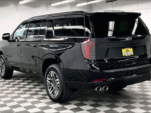 Used 2025 Chevrolet Suburban Z71 image 3