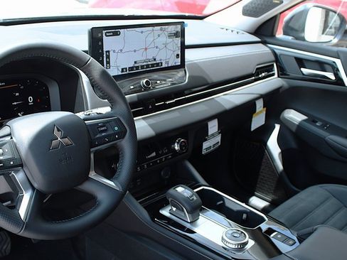 New 2025 Mitsubishi Outlander SE image 3