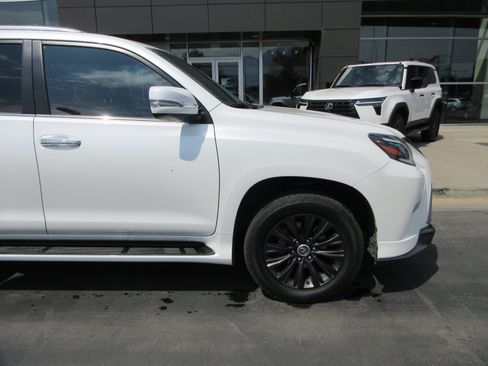 Used 2021 Lexus GX 460 Premium w/ Accessory Package AWD/4WD image 12