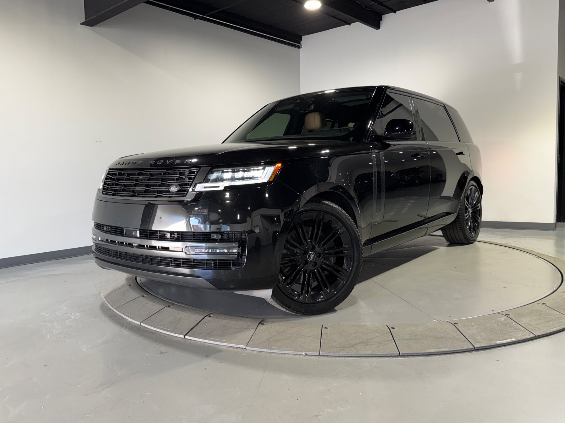 Used 2024 Land Rover Range Rover Long Wheelbase SE AWD/4WD image 2