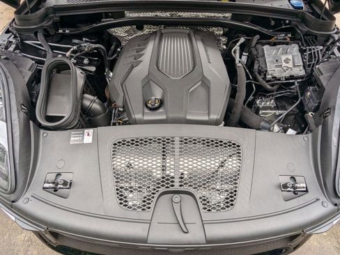 Certified 2025 Porsche Macan image 28