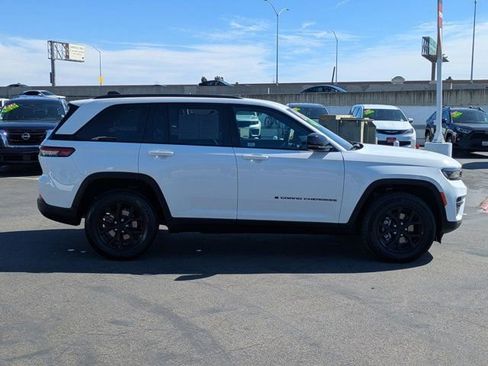 Used 2024 Jeep Grand Cherokee Altitude image 4