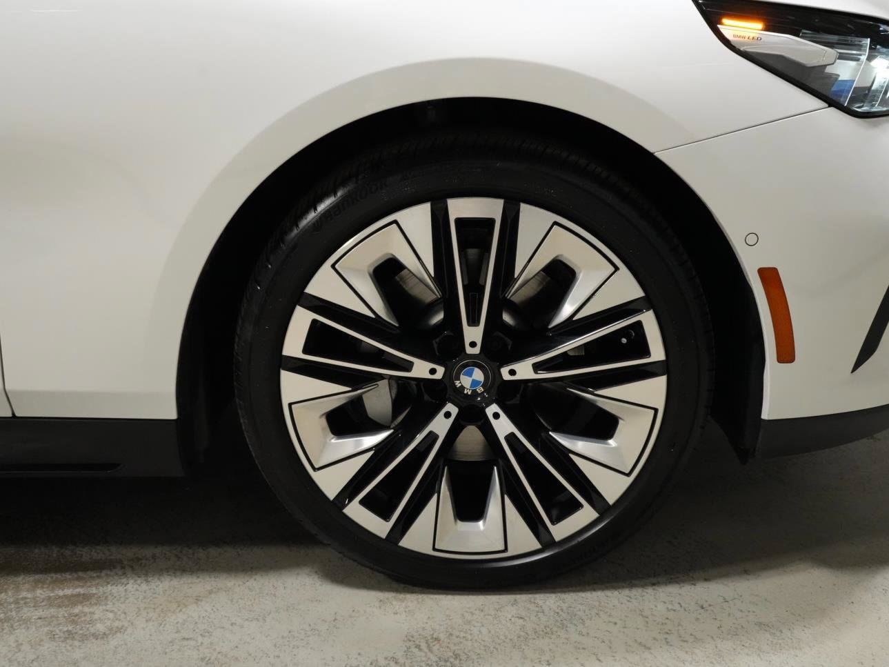 Used 2025 BMW 530i xDrive w/ Premium Package AWD/4WD image 39