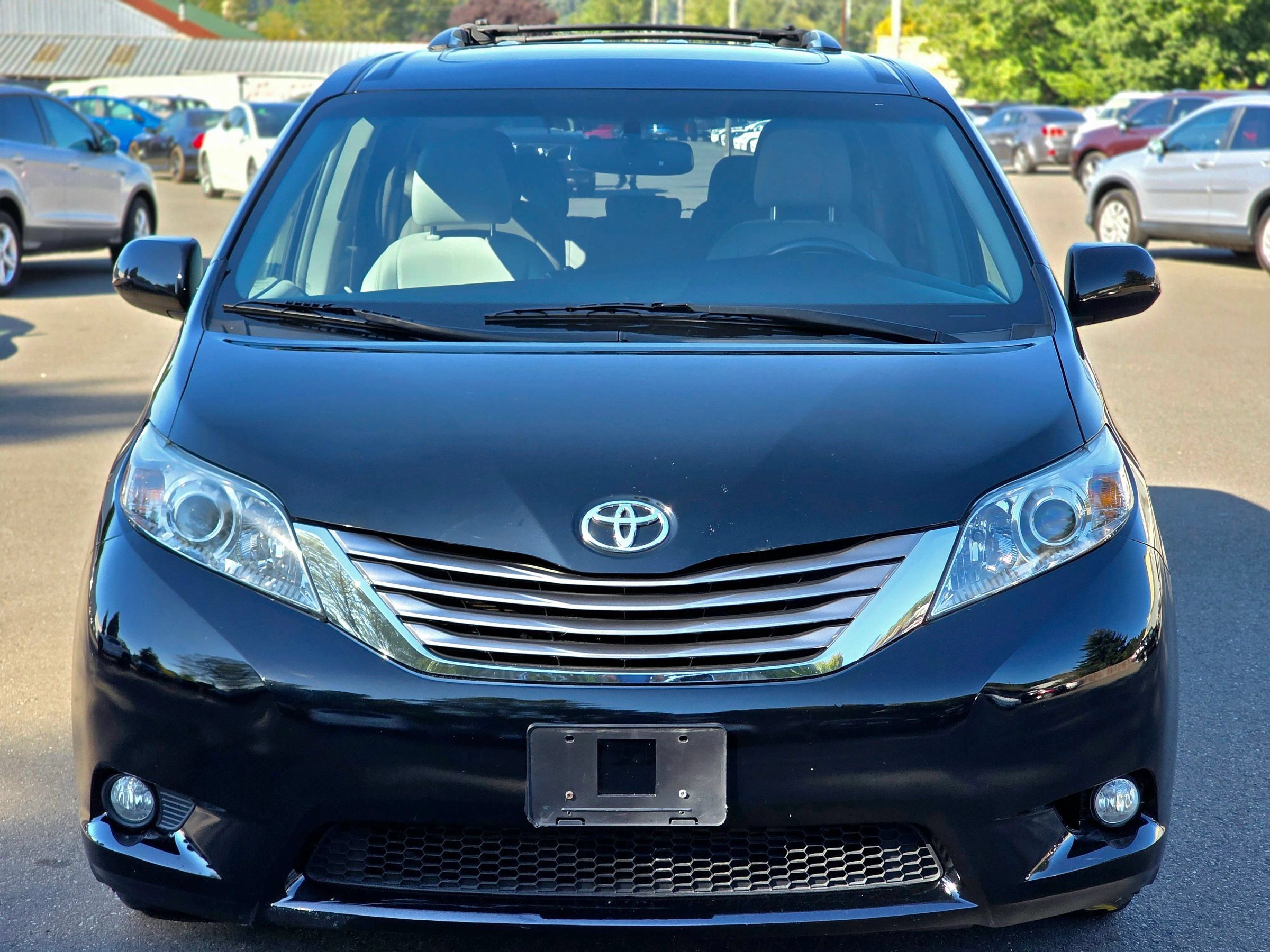 Used 2017 Toyota Sienna XLE w/ XLE Navigation Package FWD image 3