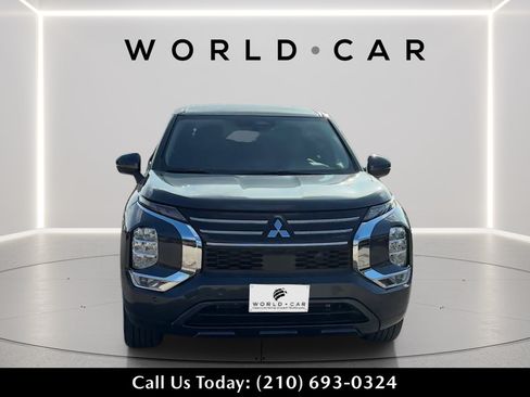 Used 2025 Mitsubishi Outlander SE FWD image 2