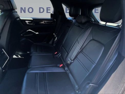 Used 2022 Porsche Cayenne AWD/4WD image 22