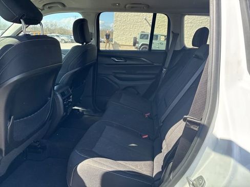 Used 2023 Jeep Grand Cherokee Laredo image 16