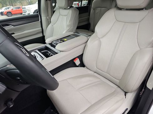 Used 2024 Jeep Wagoneer L Series II image 20