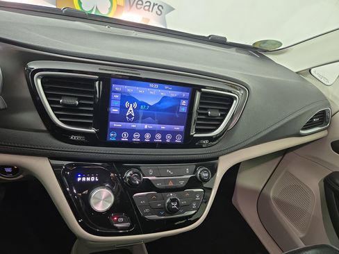 Used 2019 Chrysler Pacifica Limited image 24