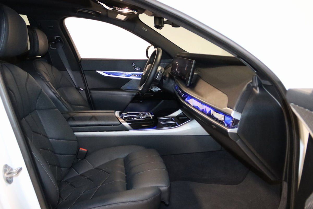 Used 2023 BMW 760i xDrive AWD/4WD image 68