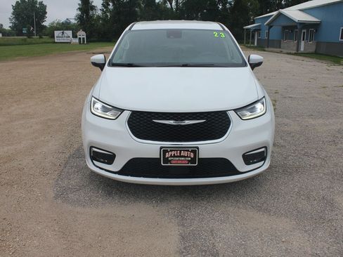 Used 2023 Chrysler Pacifica Touring-L FWD image 2