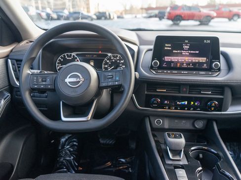 Used 2023 Nissan Rogue SV image 12