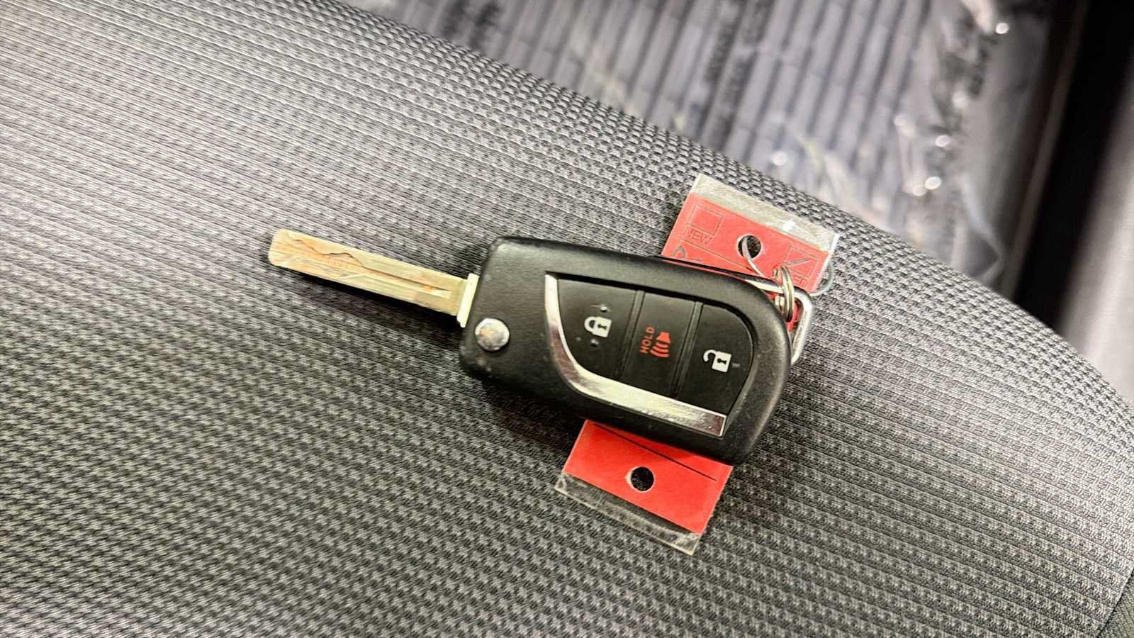 Certified 2021 Toyota RAV4 LE AWD/4WD image 30
