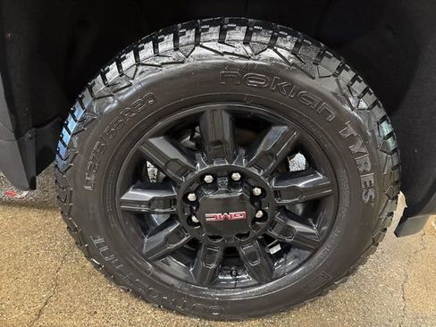 Used 2025 GMC Sierra 2500 AT4 w/ AT4 Preferred Package AWD/4WD image 9