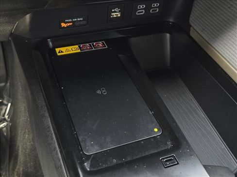 Used 2025 Toyota Camry SE w/ Convenience Package image 18