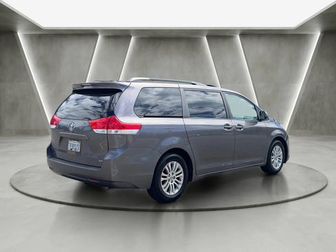 Used 2014 Toyota Sienna XLE FWD image 3