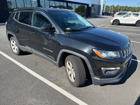 Used 2019 Jeep Compass Latitude w/ Popular Equipment Group AWD/4WD image 2