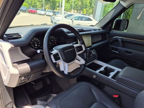 Used 2025 Land Rover Defender 110 X-Dynamic SE AWD/4WD image 14