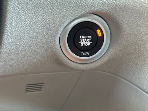 Used 2022 Chrysler Pacifica Touring-L image 23