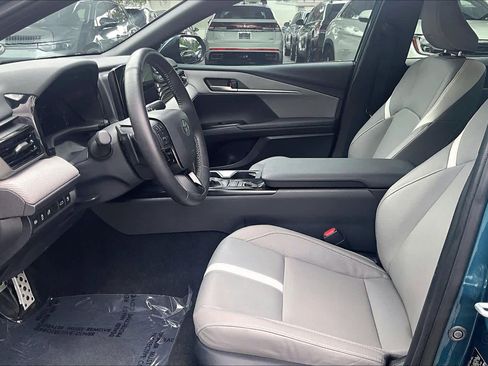 Used 2025 Toyota Camry SE w/ Convenience Package FWD image 9