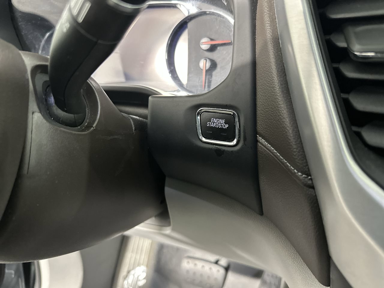 Used 2020 GMC Acadia SLT w/ Driver Alert Package II FWD image 8