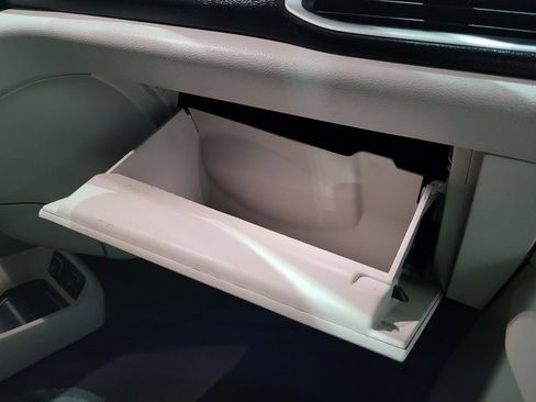 Used 2018 Chrysler Pacifica Touring-L image 60