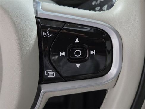 Used 2022 Volvo XC90 T6 Momentum w/ Advanced Package image 23