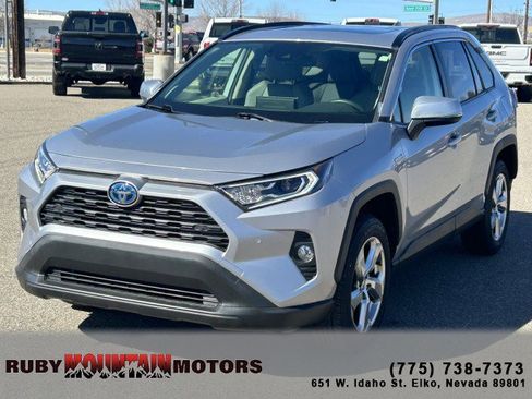 Used 2021 Toyota RAV4 XLE Premium image 3